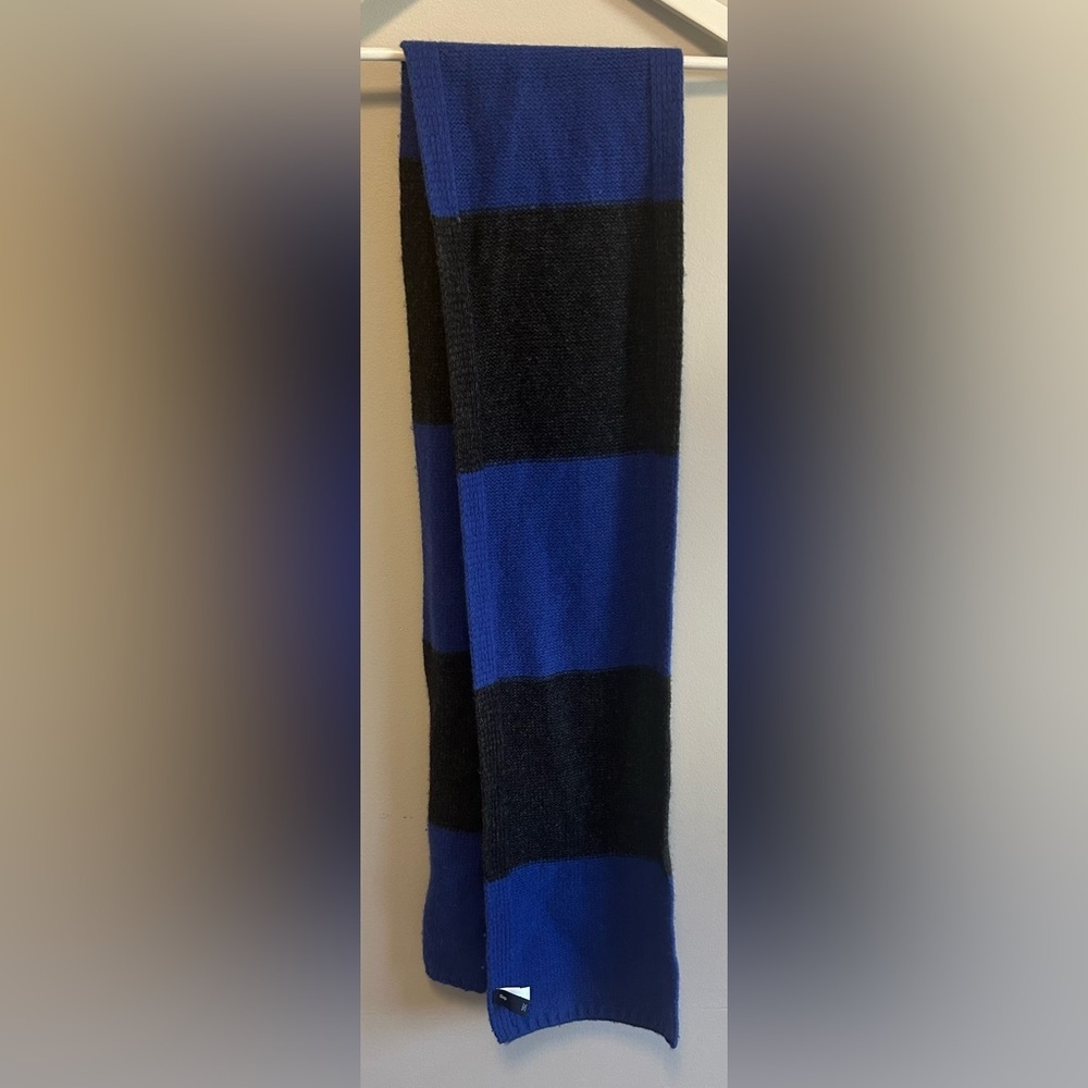 Gap Men’s Blue & Dark Grey Winter Scarf - Lamb’s Wool 2010 Season